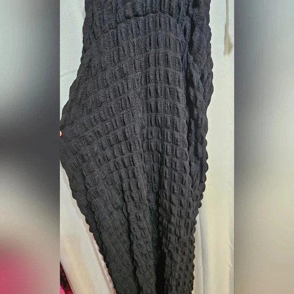 Plus Size Bubble Texture Midi Dress with Halter Neck - Picture 6 of 7